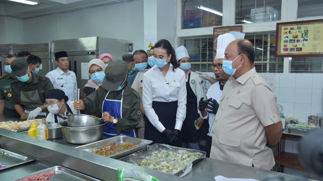BGN Sumatera Barat dan Menpar Tinjau Praktik Siswa SPPI Batch-3 di Dapur NHI
