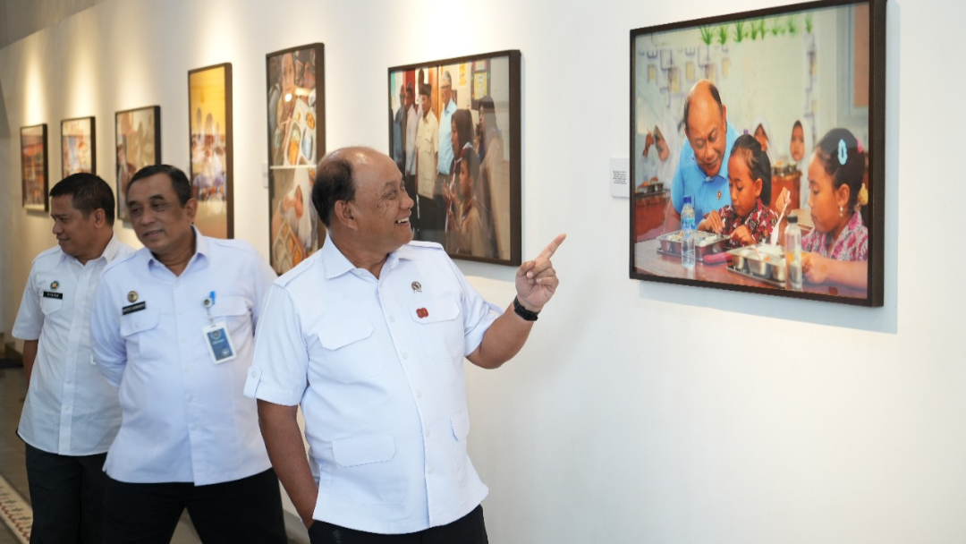 Kepala Badan Gizi Nasional Sumatera Barat Apresiasi Pameran Fotografi Satu Tahun BGN Sumatera Barat